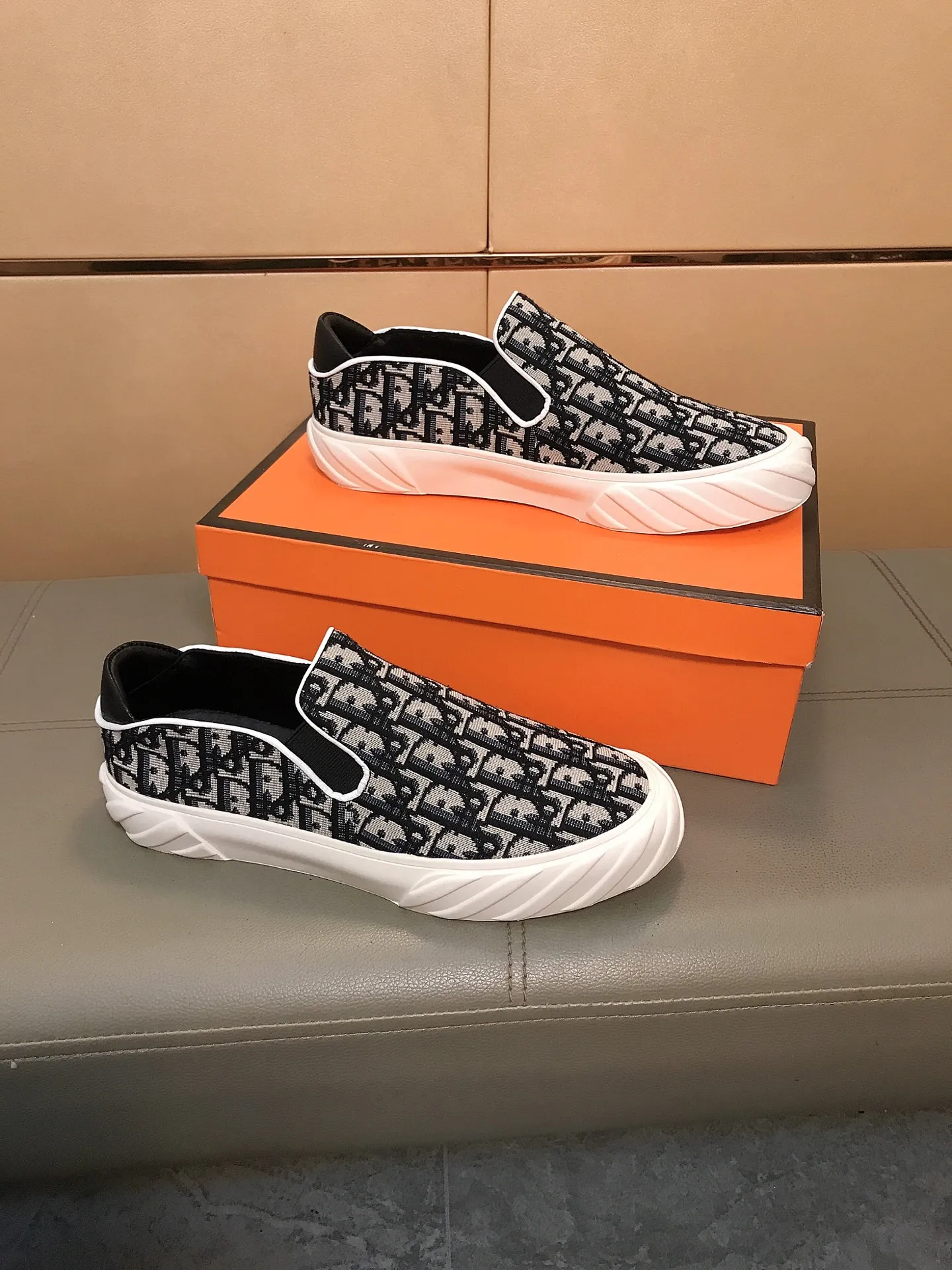 Factory price 380 👉👉[Dior] Dior’s latest model is carefully crafted and set off the audience! An international brand that continues to innovate. This men's high-top all-season casual shoe is made of brand printed material on the upper, pigskin lining and rubber non-slip outsole. It is breathable and comfortable and speaks for itself with quality👄 Size: 38-44